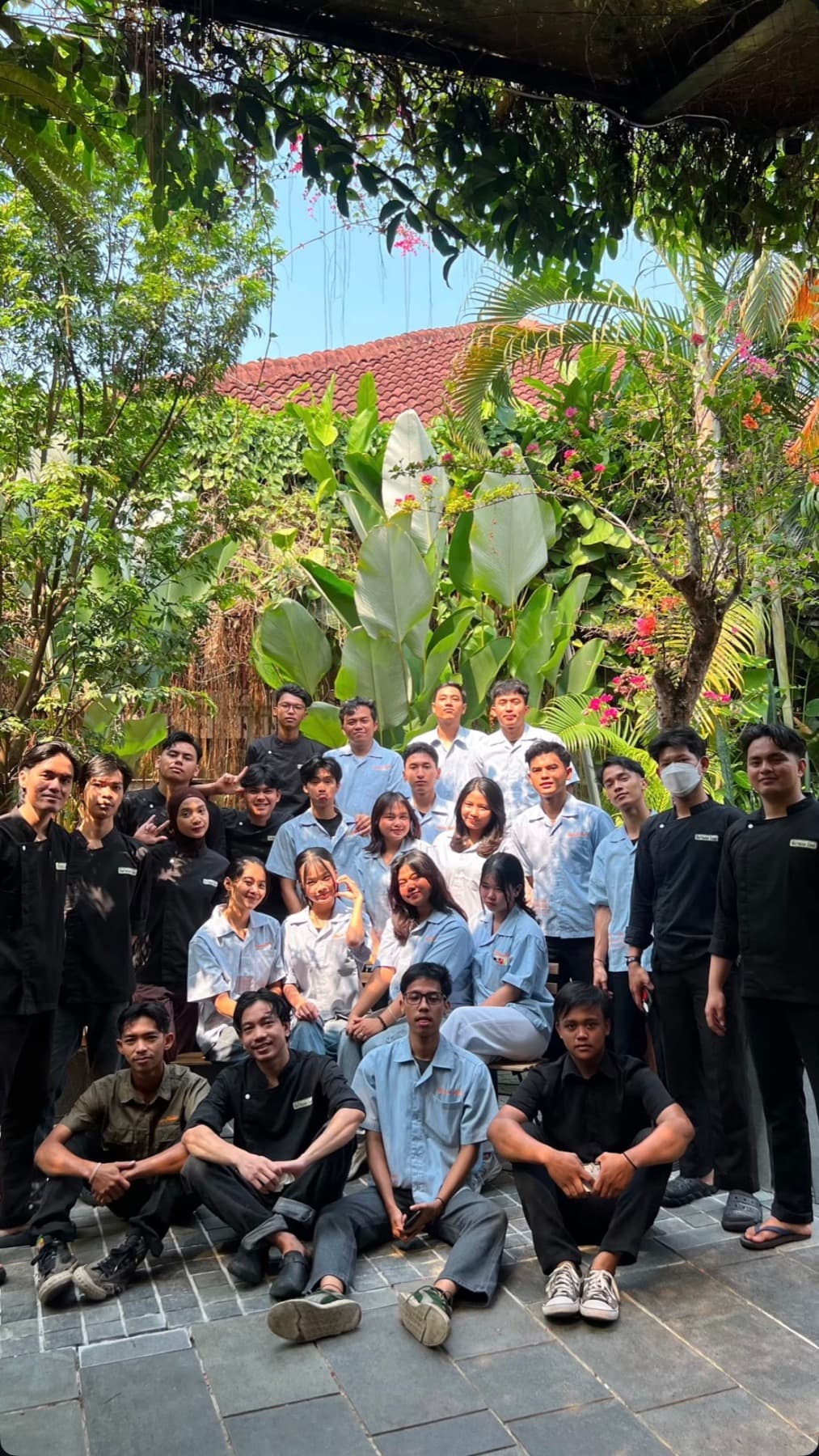 Tim Hoffmann Lane berkumpul di taman Hoffmann Lane