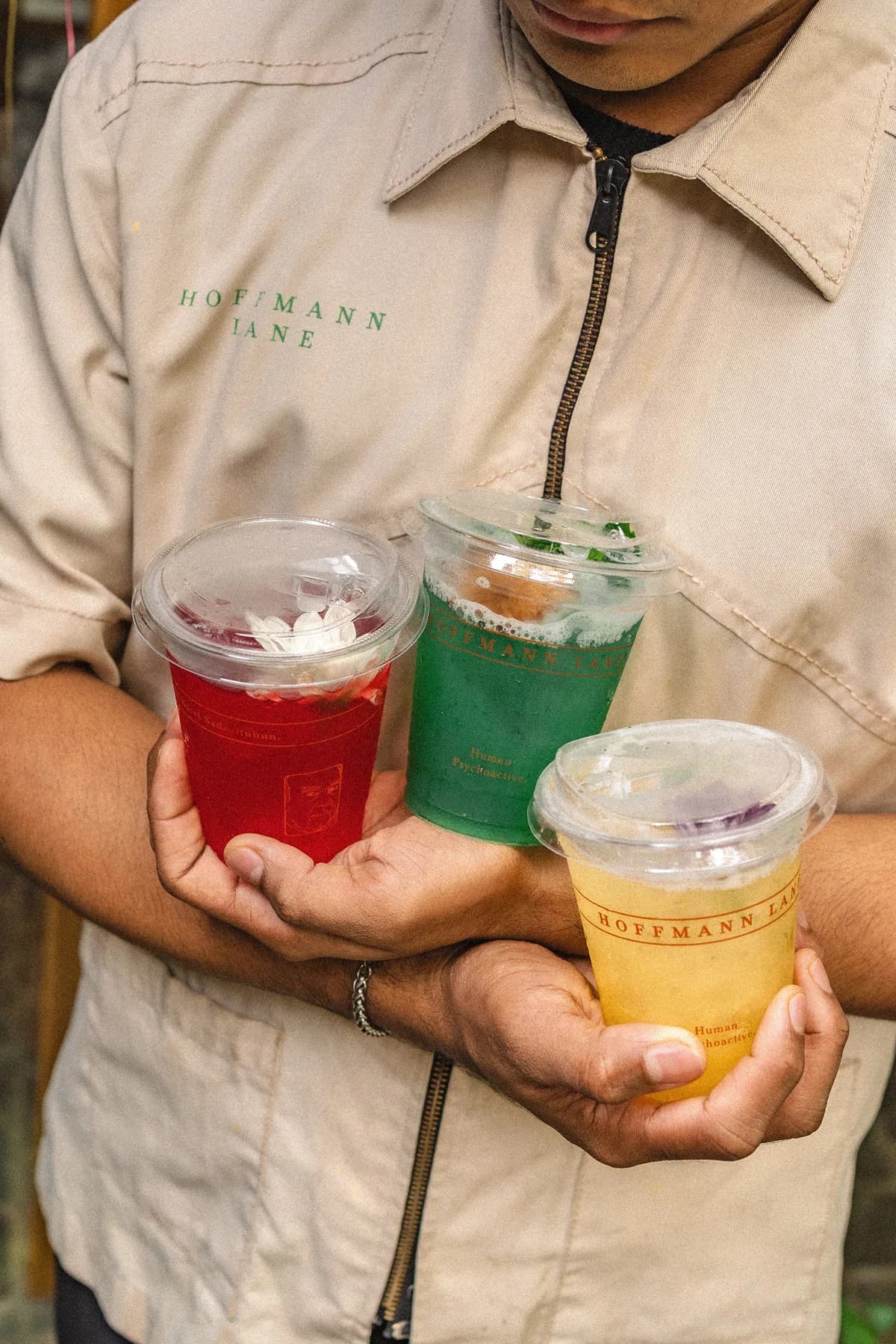 Tiga minuman berwarna dalam kemasan Hoffmann Lane