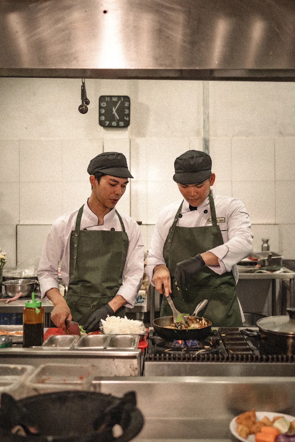Tim dapur Hoffmann Lane menyiapkan hidangan