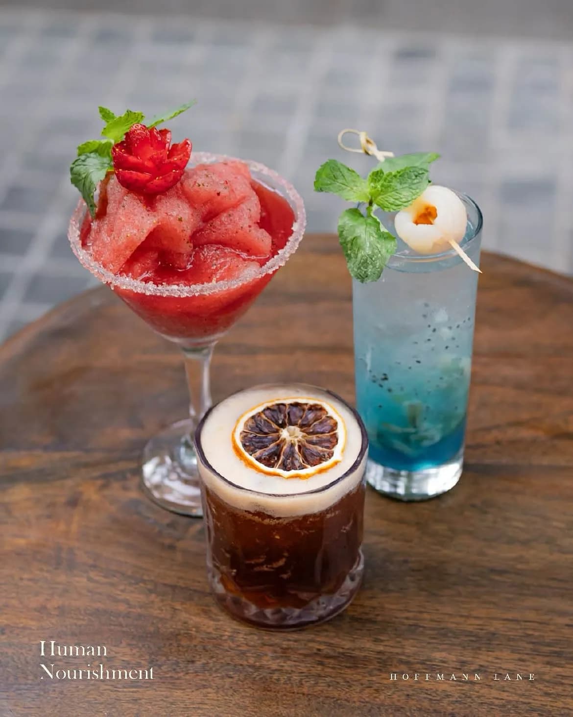 Tiga minuman khas Hoffmann Lane di atas meja kayu
